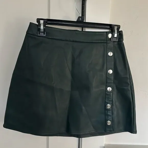 Bar lll Women’s Size 4 Green Faux Vegan Leather Mini Skirt Silver-Tone Rivets - Picture 1 of 12